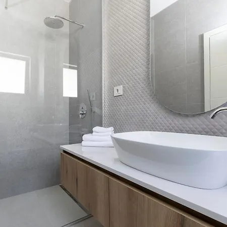 Terra House Luxury Living Between Mountain & Sea * Zrnovnica