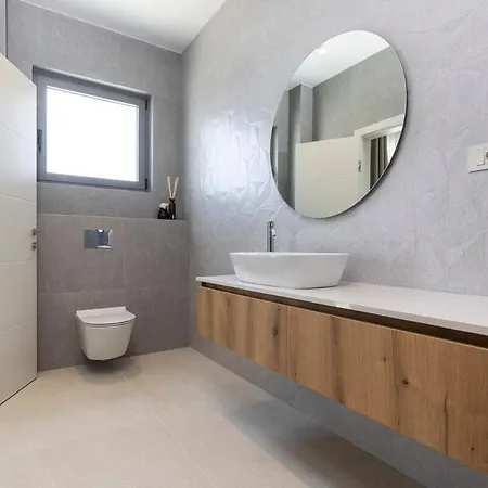 Terra House Luxury Living Between Mountain & Sea Villa Zrnovnica