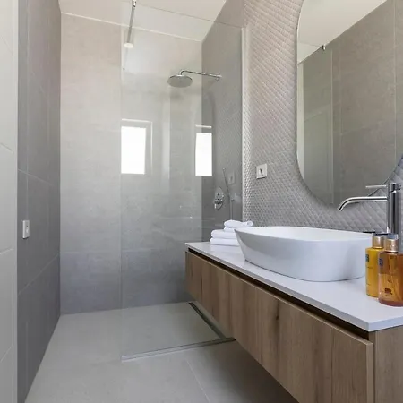 Terra House Luxury Living Between Mountain & Sea * Žrnovnica