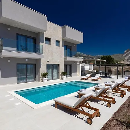 Terra House Luxury Living Between Mountain & Sea Villa