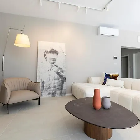 Terra House Luxury Living Between Mountain & Sea Villa