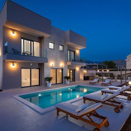 Terra House Luxury Living Between Mountain & Sea Villa